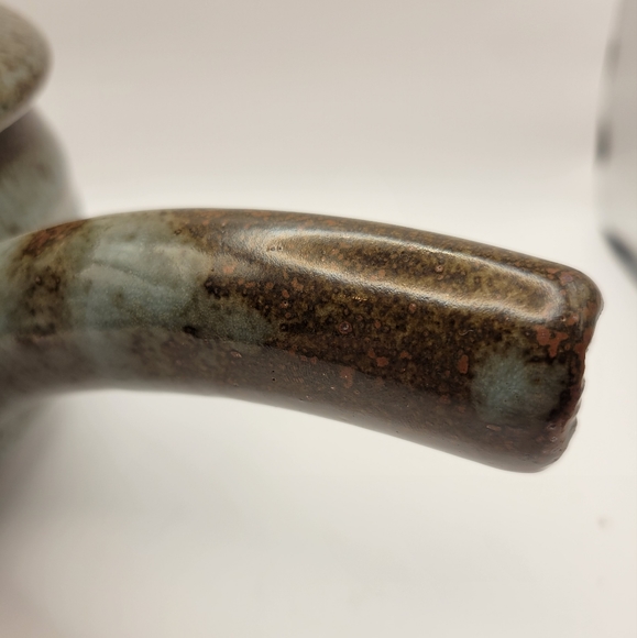 Rustic Handtrown Stoneware Lidded Handle Pot. - Picture 10 of 11